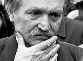 Коло підніжжя п’єдесталу