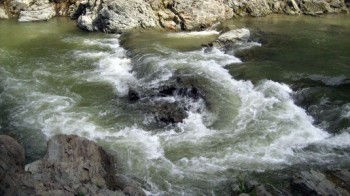 Ледь вибралась із прірви потрясінь...