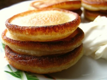 Ванільні оладки з малиновим варенням