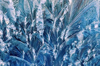 Сніжинка на склі