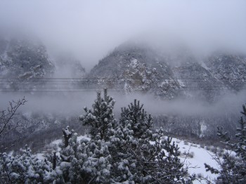 Зима невчасно скрапує водою...