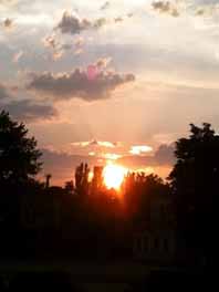 Сонце за обрій тихенько сідає