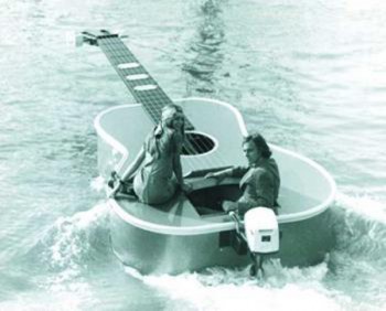 … (Луна човна-гітари) …