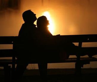 Закоханi у скверику сидять