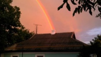 Хатинка з веселкою у димарі