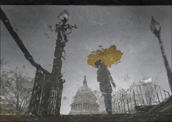 Під невиразним сяйвом ліхтарів…