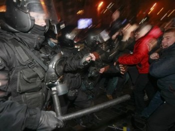 ЗАЧИСТКА МАЙДАНУ НЕЗАЛЕЖНОСТІ 2013