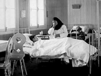 Лежить прикутий