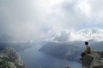 Сидів над прірвою