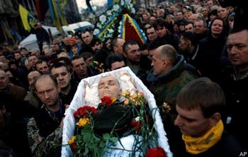 Голосить мати