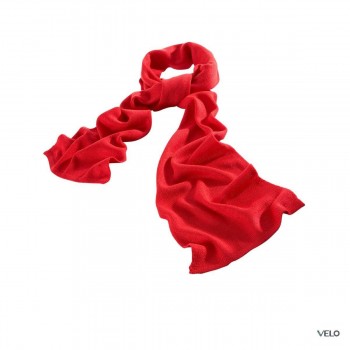 Вона роздягається повільно