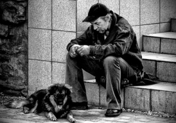 Пізнім вечором за чаркою з другом...