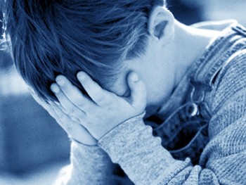 Сидить хлопчина на вікні