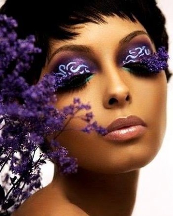 Квітує на шифоні фіолетом