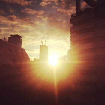 Пульсує молодість із вікон