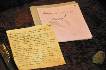 Безладним арештантським кроком