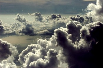 МІЖ ДВОМА ПРАВДАМИ