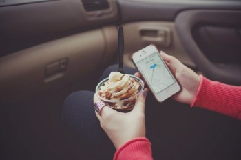 Люди зі світляками в руках