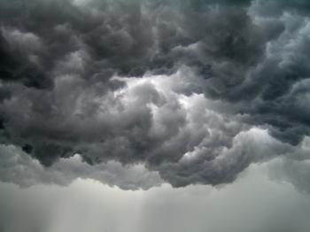 Небо насупилось брівками