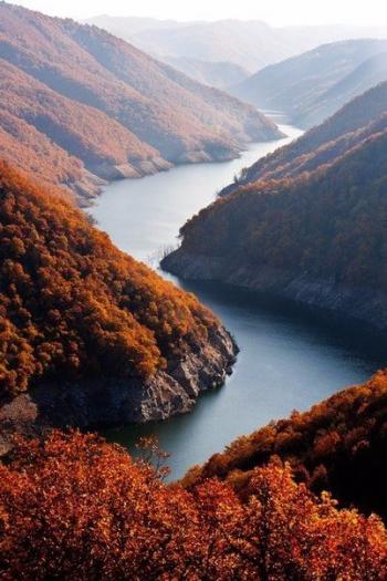 Небо забарвилось хмарами