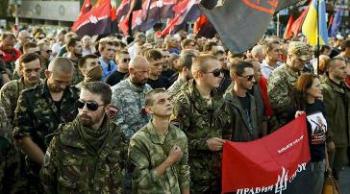 Біля пам’ятника