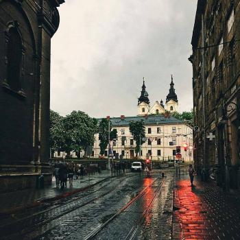 Осіннє листя грає перший вальс