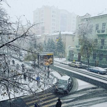 Сквозь пелену снежинок белых