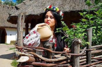 У Неділю біля тину...