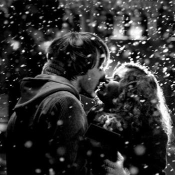 Сніг порошить