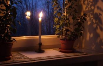 При запаленій свічці