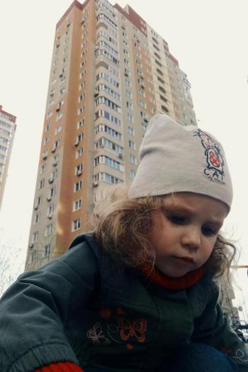 Маленька дівчинка великого міста