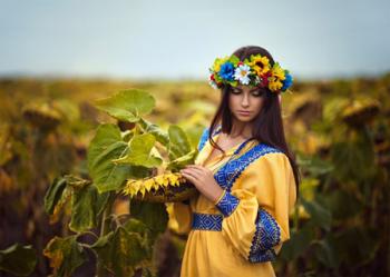 Вона співа...