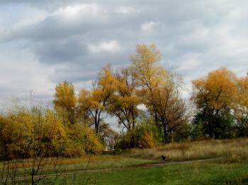 С рыжею флиртует август лихо