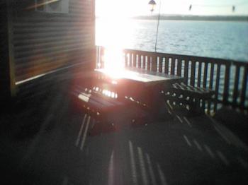 Тонка межа, мов крига, тане...