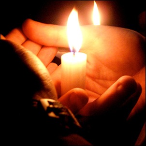 Віск зі свічки стікає сльозами