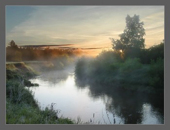 Світає над річкою