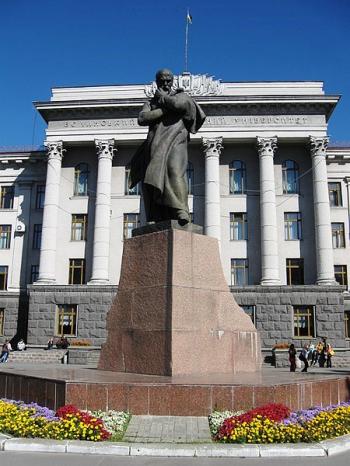 Біля па’ятника Тарасові