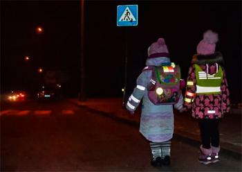 Навіщо пішоходу на одязі світловідбиваючі поверхні. Як такі поверхні використовують автомобілісти
