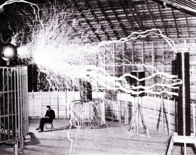 Нікола Тесла за роботою