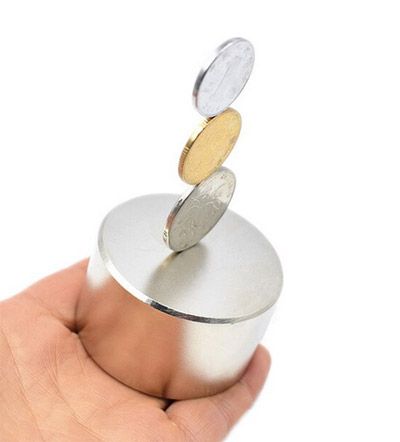 Магнітна дія магніту найсильніша біля полюсів