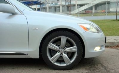 Визначте період обертання точки на ободі колеса