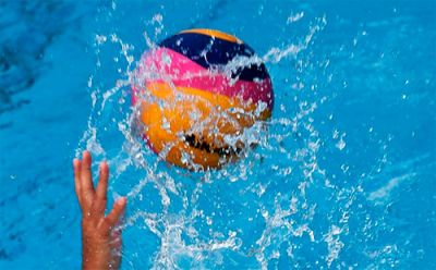 Чому м&rsquo;яч, занурений у воду, постійно намагається виринути на поверхню?